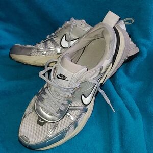 HJ4497-100 Nike Silver, White  and Black Accents Men's Athletic Sneakers
